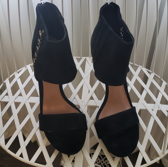 Vince Camuto - Picture 1 of 6